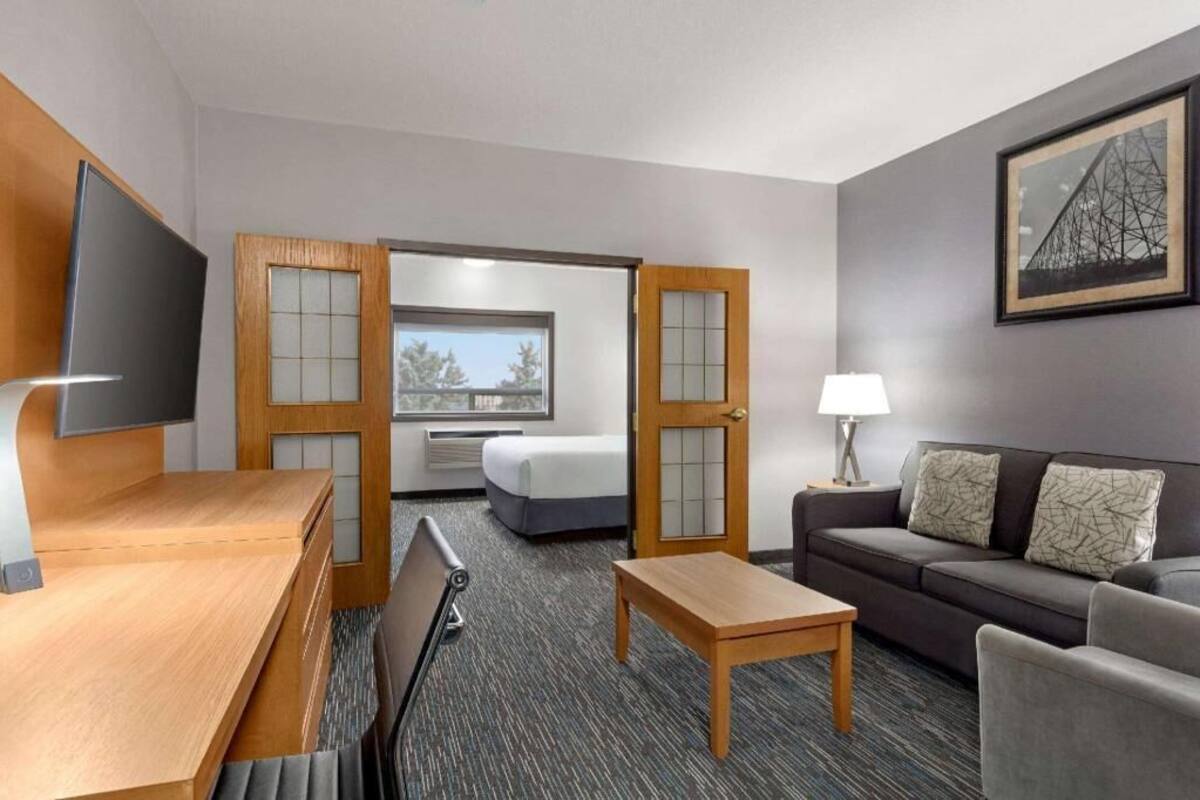 Down comforters, pillowtop beds, desk, laptop workspace