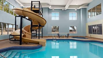 Una piscina cubierta