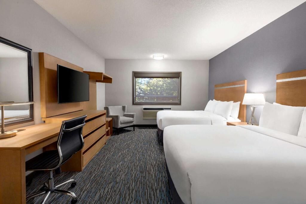 Down comforters, pillowtop beds, desk, laptop workspace