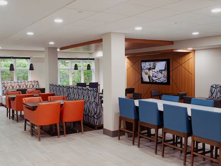 Desayuno buffet incluido. Holiday Inn Express and Suites Vineland Millville by IHG