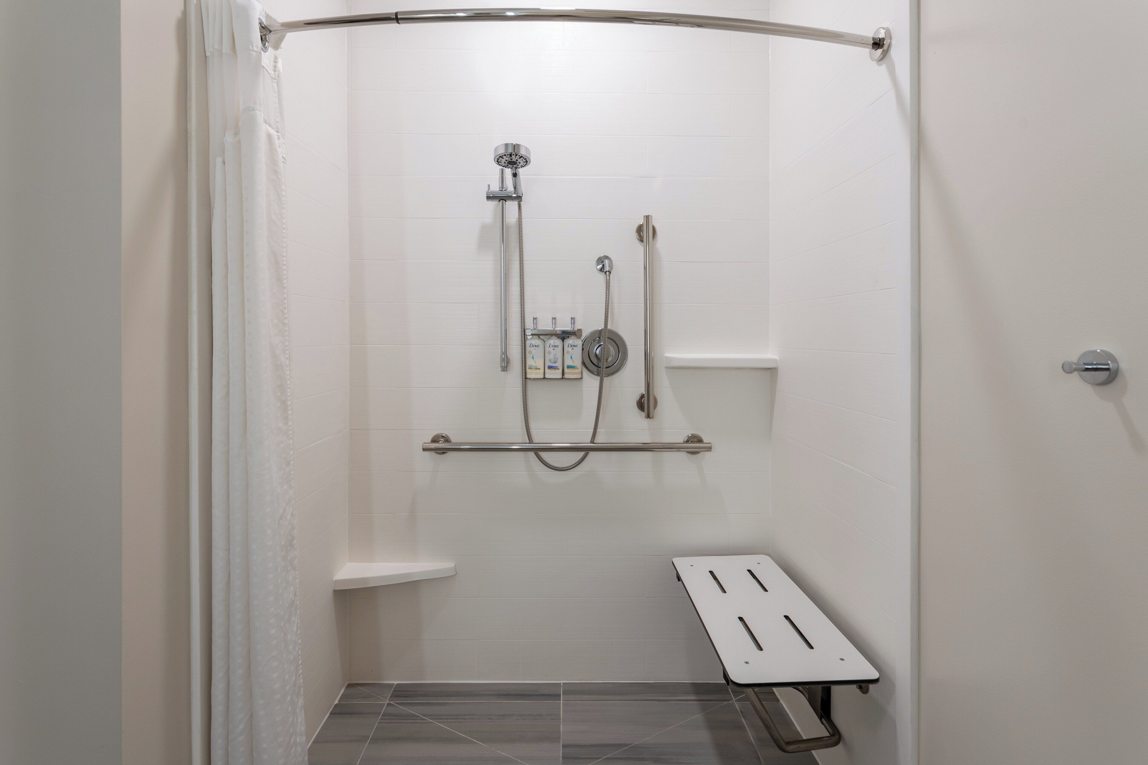 Un espace douche équipé d’un pommeau de douche à main, d’un flexible de douche à main et d’un tuyau de douche à main.
