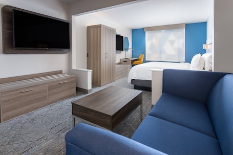 Ropa de cama hipoalergénica, escritorio y tabla de planchar con plancha . Holiday Inn Express and Suites Vineland Millville by IHG