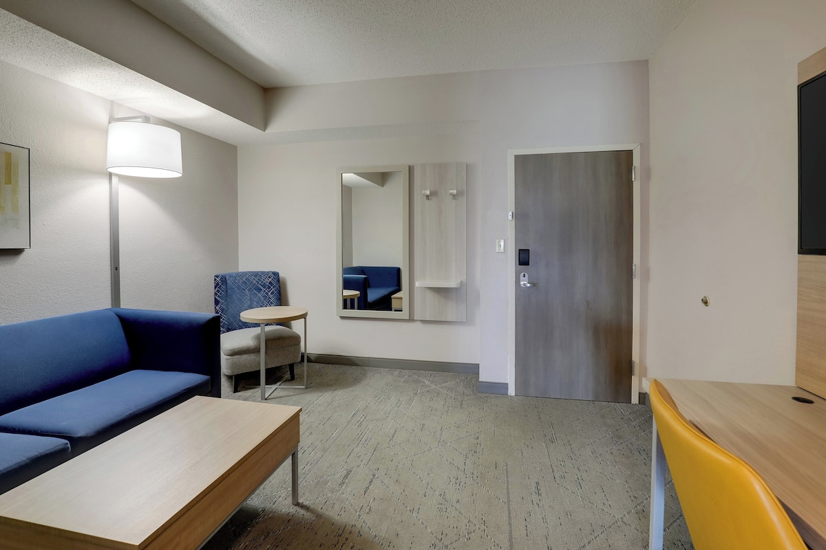 1 bedroom, in-room safe, desk, iron/ironing board