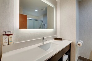 Combined shower/tub, free toiletries, hair dryer, towels - Holiday Inn Express & Suites Orangeburg by IHG (Orangeburg)