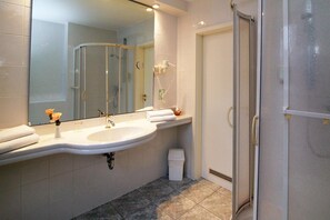 Shower, free toiletries, hair dryer, bathrobes - Romantik Hotel Kaufmannshof (Bergen auf Ruegen)