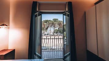 Standard Room with French Balcony | 1 camera, una cassaforte in camera, una scrivania, Wi-Fi gratuito