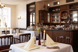 Café da manhã, almoço e jantar; culinária regional 