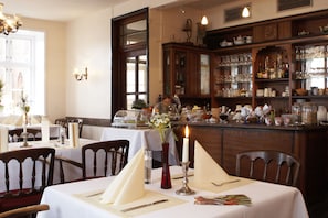 Café da manhã, almoço e jantar; culinária regional