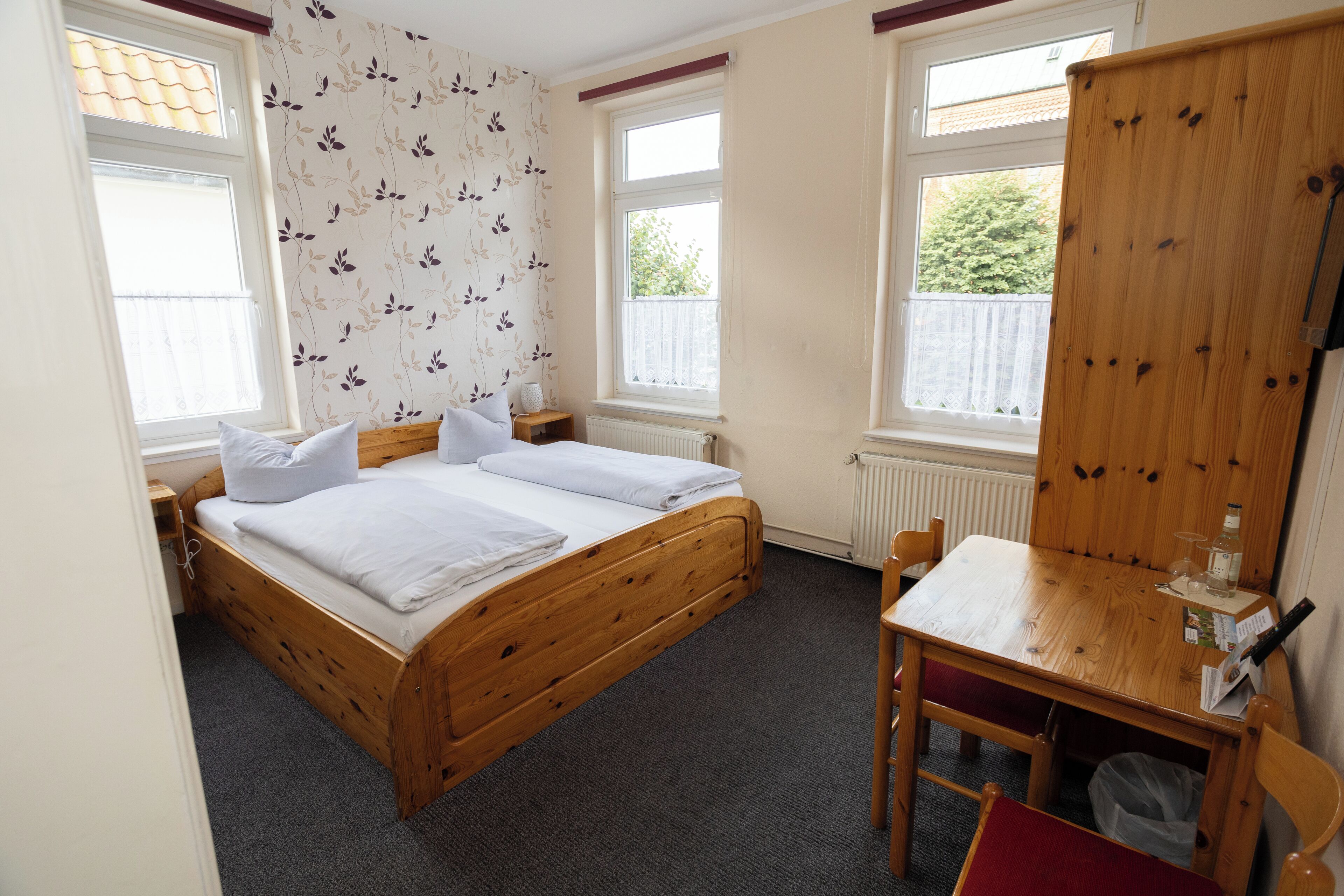double room | hypo-allergenic bedding, rollaway beds, free wifi, bed sheets
