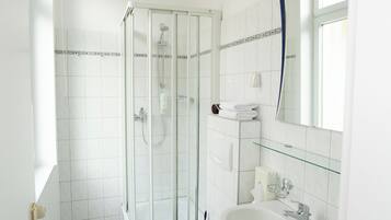 Doppelzimmer | Badezimmer | Dusche, Regendusche, Haartrockner, Handtücher