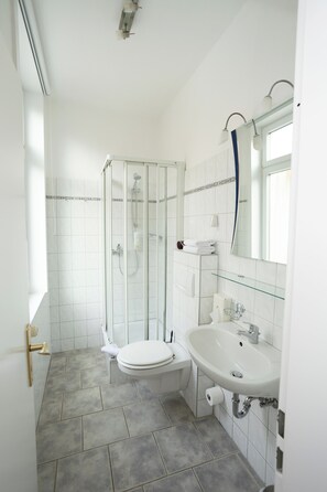 Doppelzimmer | Badezimmer | Dusche, Regendusche, Haartrockner, Handtücher