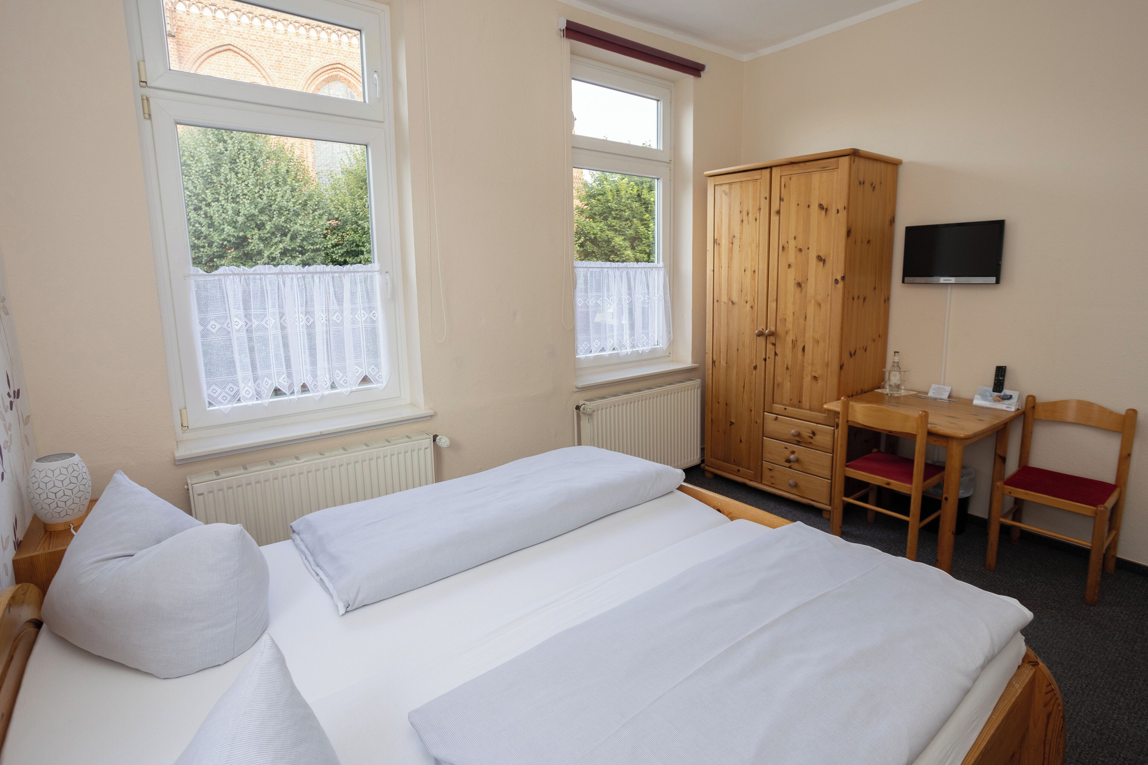 double room | hypo-allergenic bedding, rollaway beds, free wifi, bed sheets