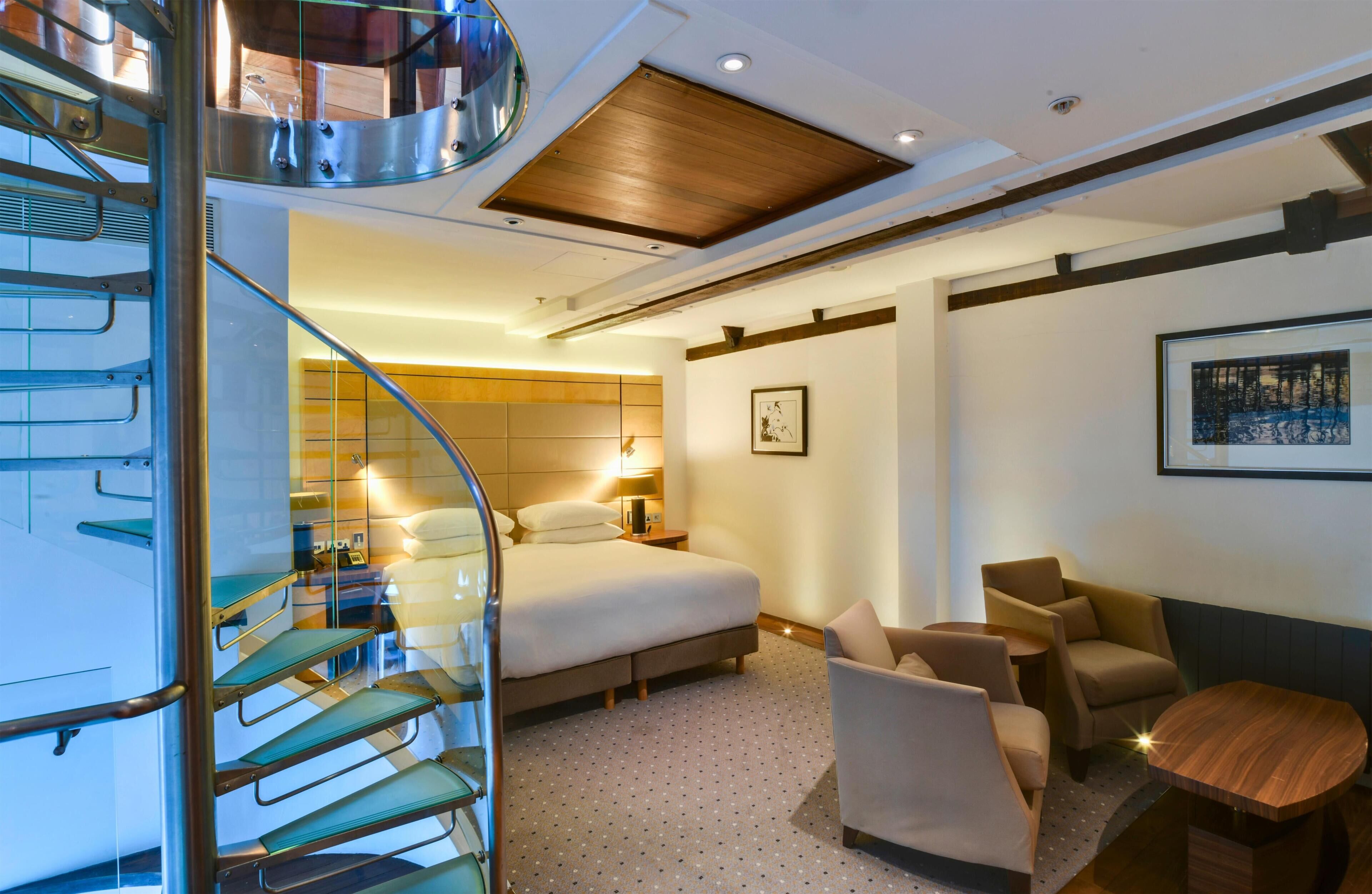 Tower Suite, 1 King Bed, Tower, City View | Área de sala de estar | Televisión LCD de 30 pulgadas con canales vía satélite y televisión 