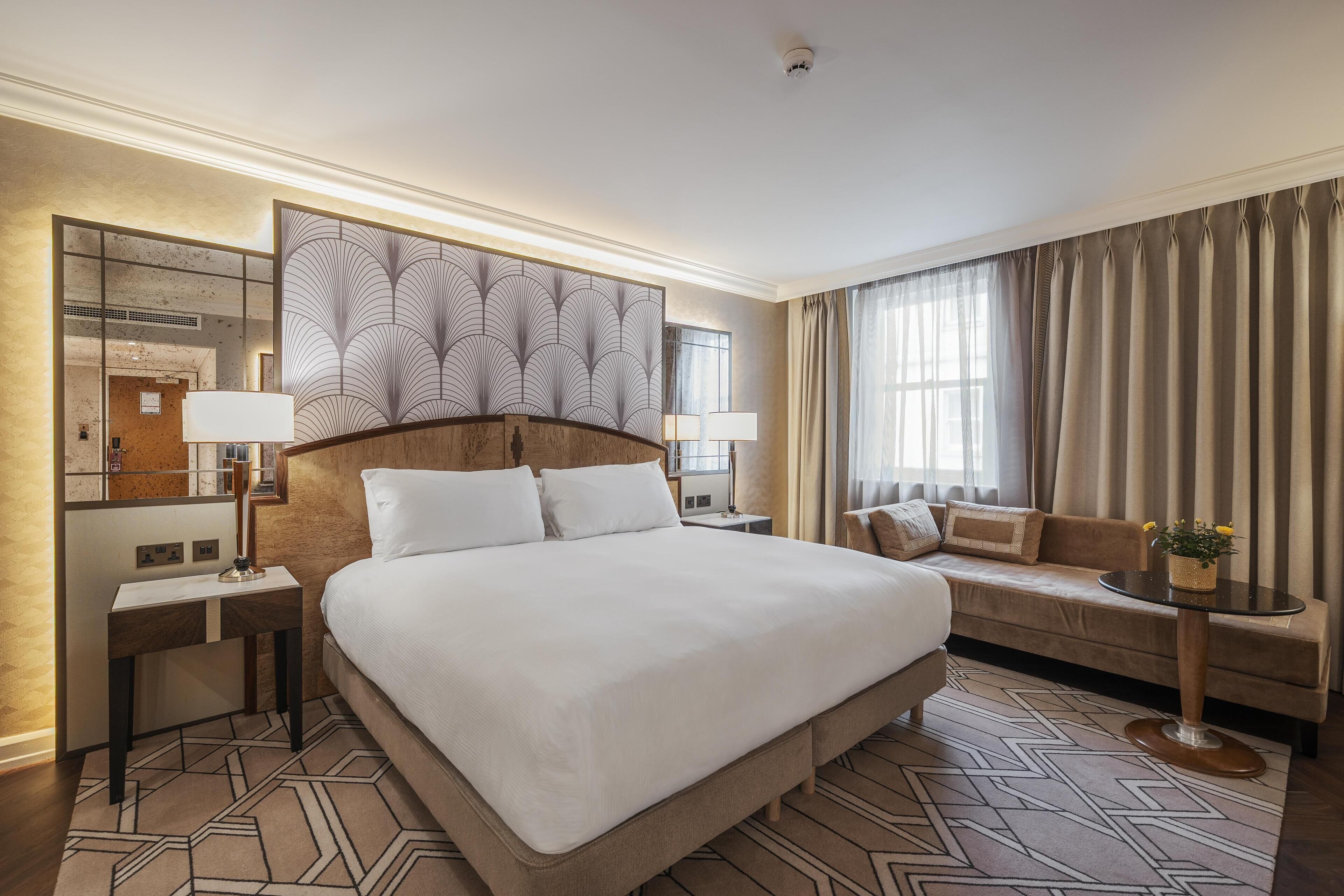 高級客房, 1 張特大雙人床 (Refurbished) | 高級寢具、迷你吧、房內夾萬、書桌