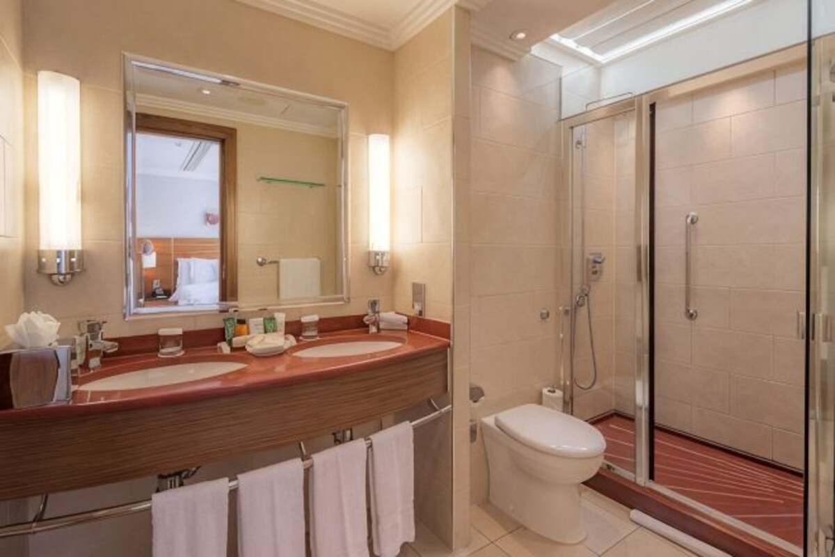 Bathroom | Combined shower/tub, designer toiletries, hair dryer, towels