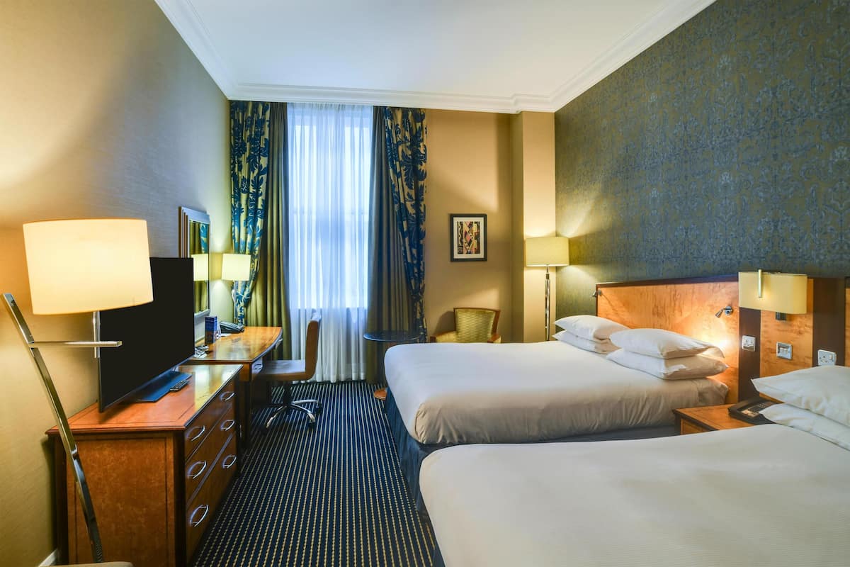 Family Superior Room, 2 Double Beds | Roupas de cama premium, frigobar, cofres nos quartos, escrivaninha