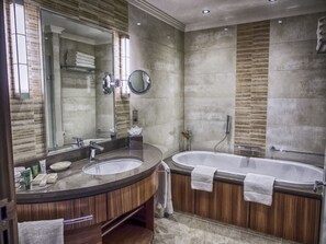 GWR Tower Room, 1 King Bed (Lounge Access), City View | Baño | Tina con regadera, amenidades de baño de diseñador, secadora de cabello 