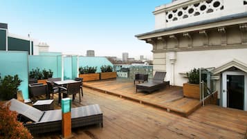 Tower Suite, 1 King Bed, Tower, City View | Bộ đồ giường cao cấp, minibar, két bảo mật tại phòng, bàn