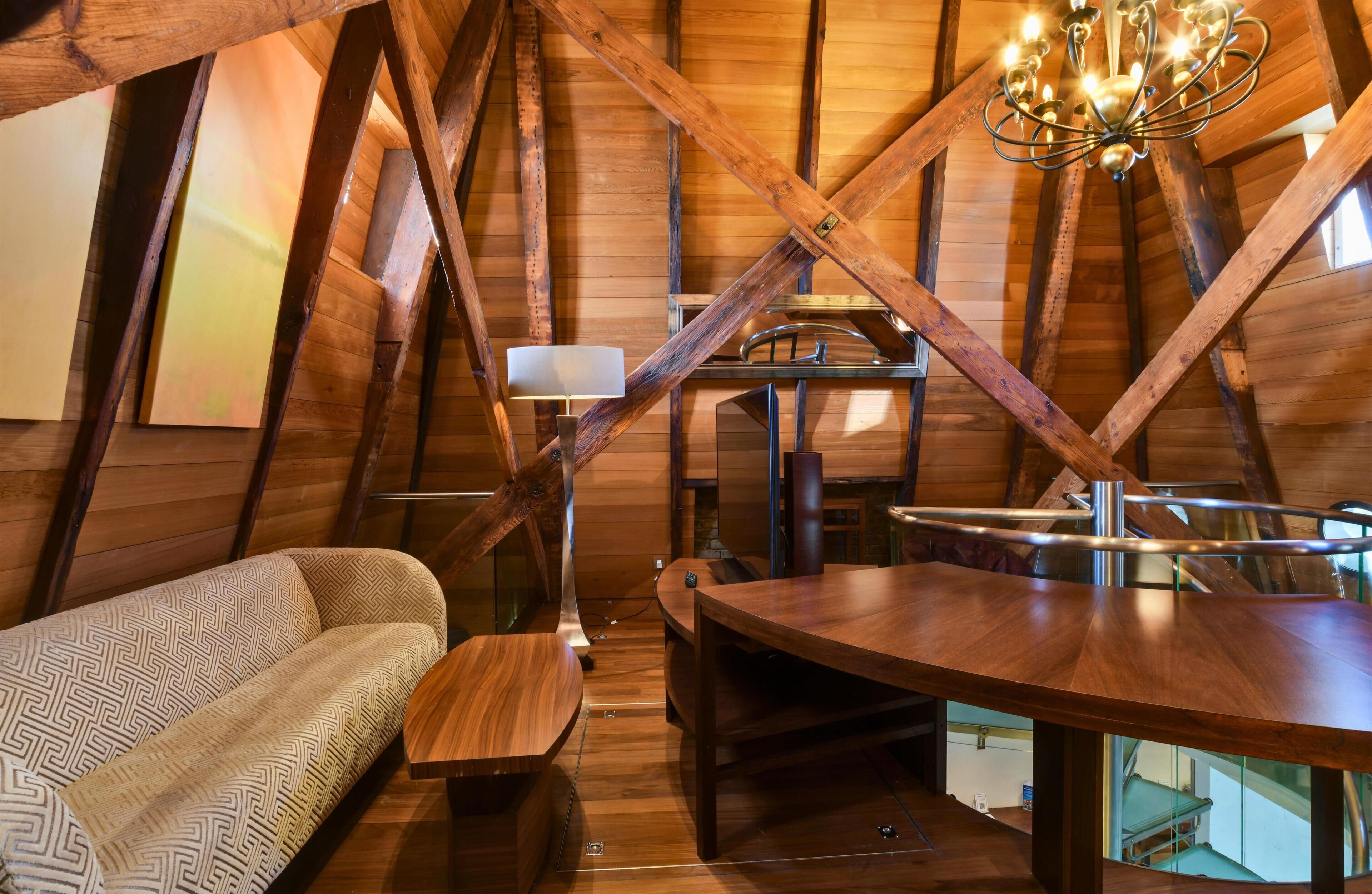 Tower Suite, 1 King Bed, Tower, City View | Zona de estar | Televisión LCD de 30 pulgadas con canales por satélite, una televisión