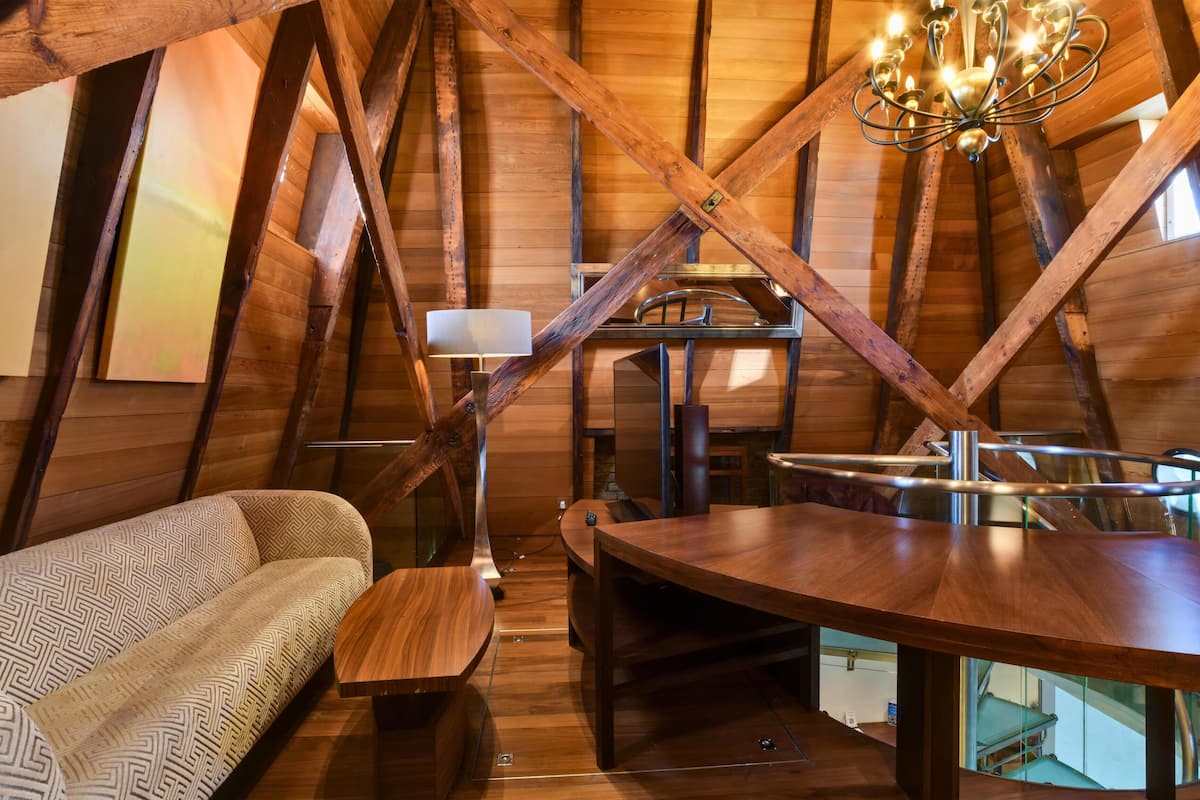 Tower Suite, 1 King Bed, Tower, City View | Área de estar | TV LCD 30 polegadas com canais via satélite, TV