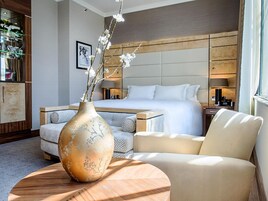 GWR Tower Room, 1 King Bed (Lounge Access), City View | 고급 침구, 미니바, 객실 내 금고, 책상