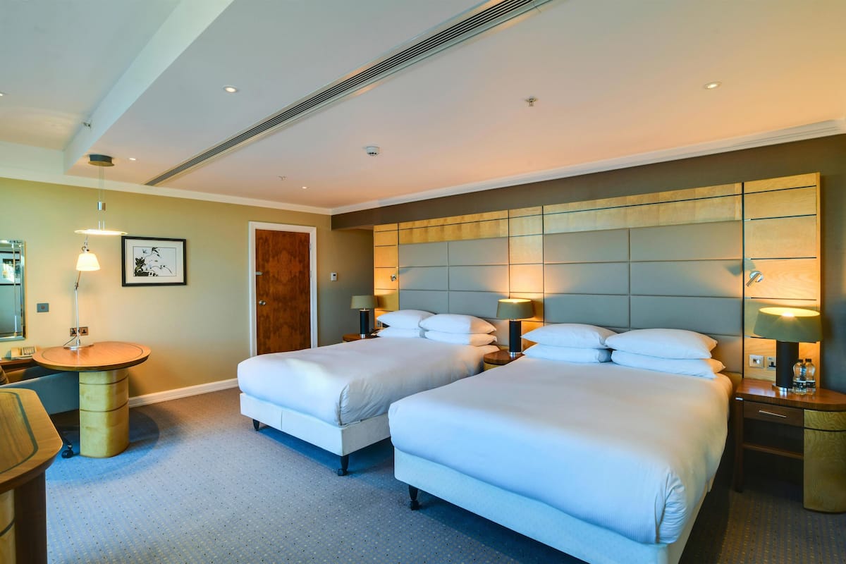 Terrace Family Suite, 2 Double Beds, Terrace | Roupas de cama premium, frigobar, cofres nos quartos, escrivaninha