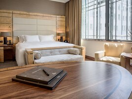GWR Tower Room, 1 King Bed (Lounge Access), City View | 高級寢具、迷你吧、房內夾萬、書桌