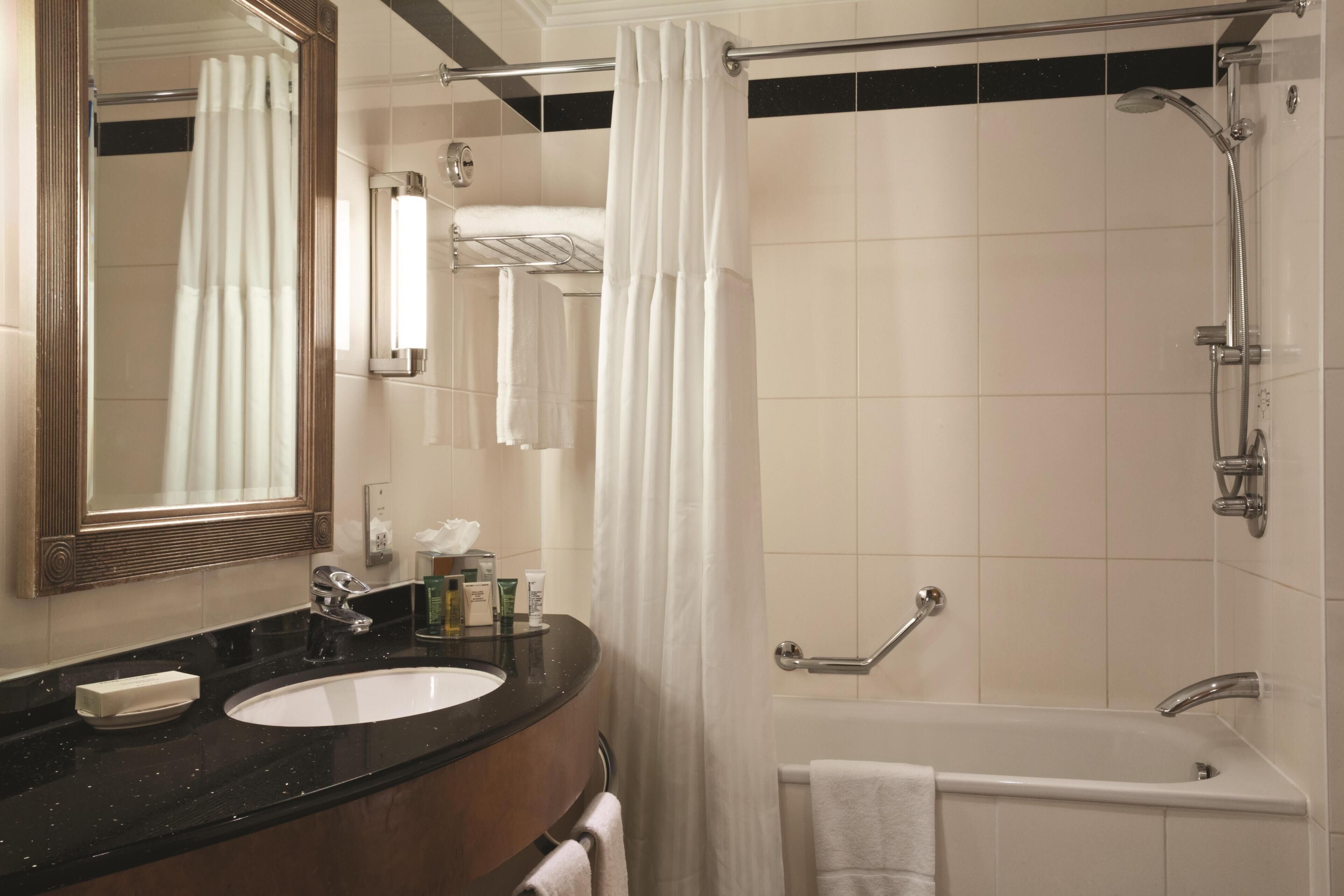 Tina con regadera, amenidades de baño de diseñador, secadora de cabello 