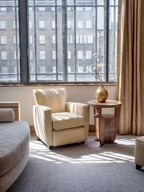 GWR Tower Room, 1 King Bed (Lounge Access), City View | Living area