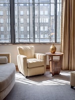 GWR Tower Room, 1 King Bed (Lounge Access), City View | Oppholdsområde | En 30-tommers LCD-TV med Parabol-TV samt TV