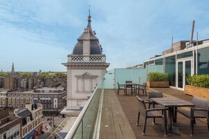 Executive Terrace Suite, 1 King Bed, Terrace, City View | Hochwertige Bettwaren, Minibar, Zimmersafe, Schreibtisch