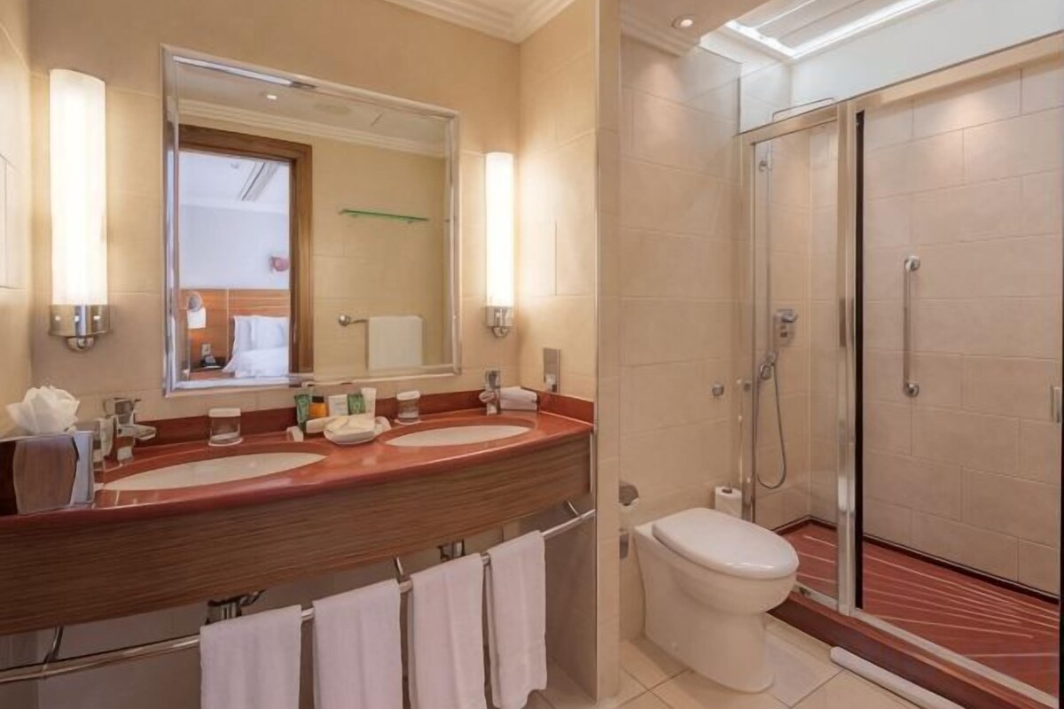 Bathroom | Combined shower/tub, designer toiletries, hair dryer, towels