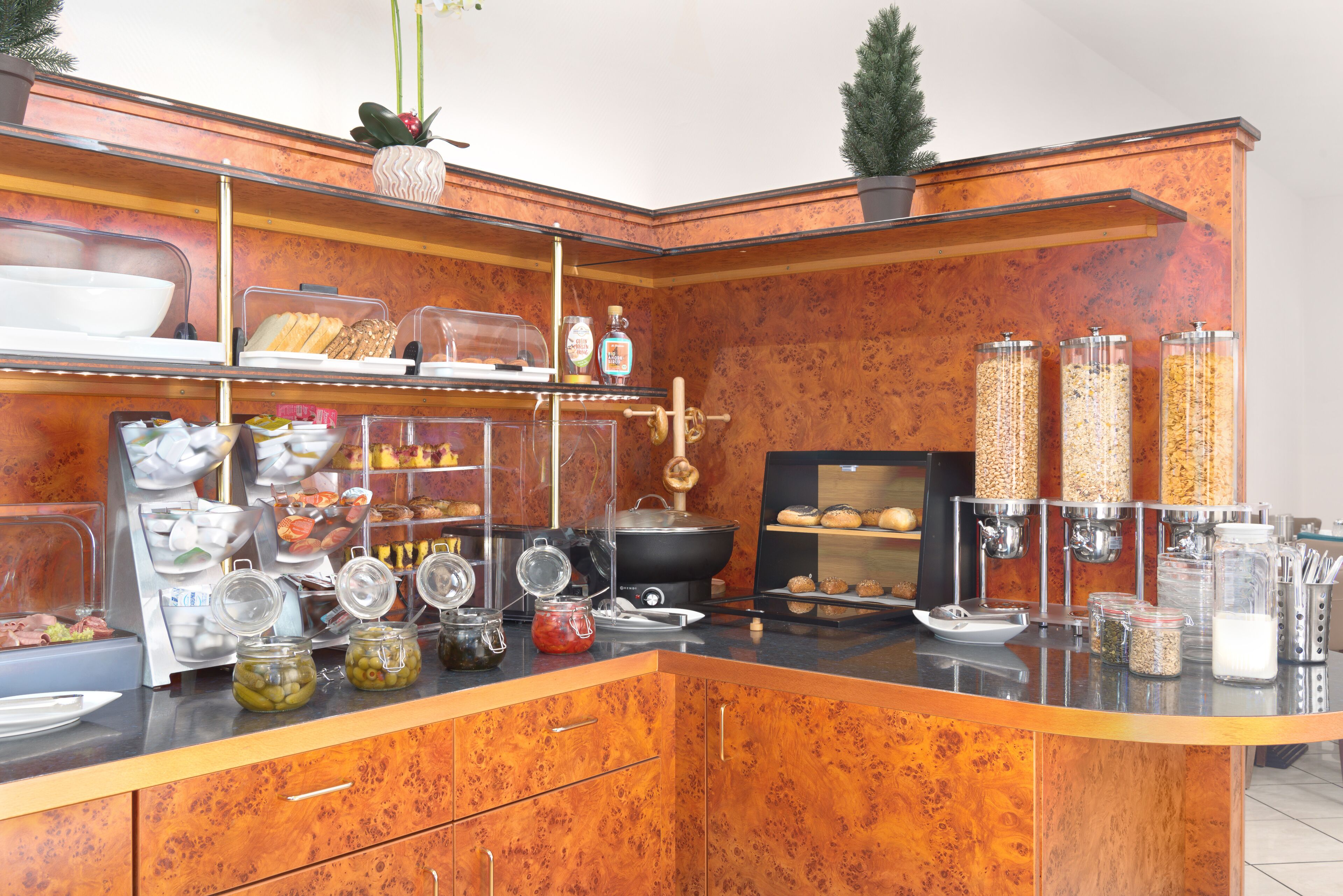 Tägliches Frühstücksbuffet (15 EUR pro Person)