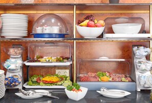 Café da manhã com buffet todos os dias mediante uma taxa