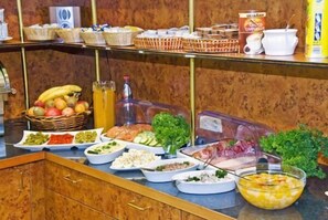 Se ofrece un desayuno bufé (10 EUR por persona)