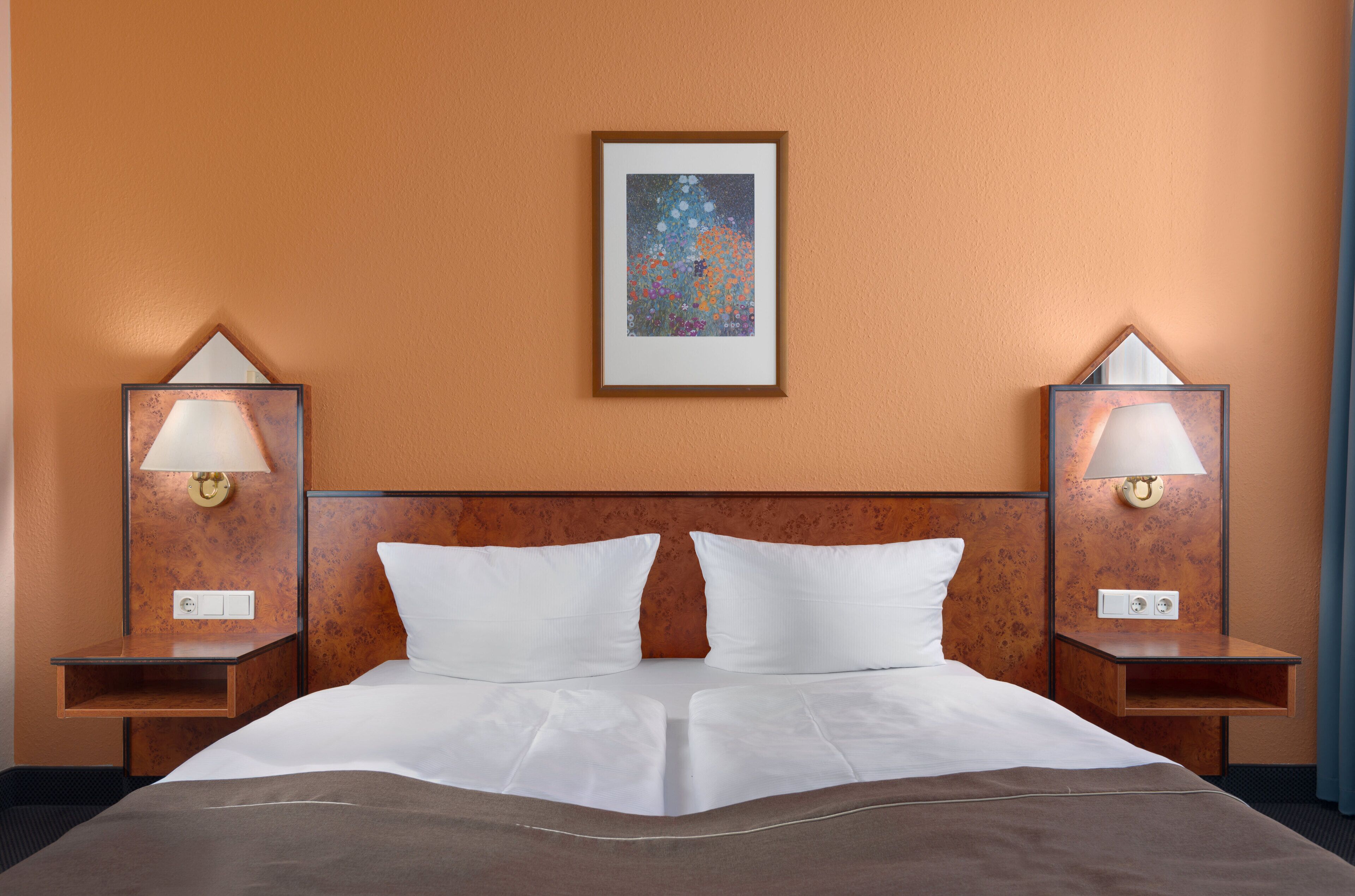 标准双人房 | 客房内保险箱、办公桌、隔音、熨斗/熨板