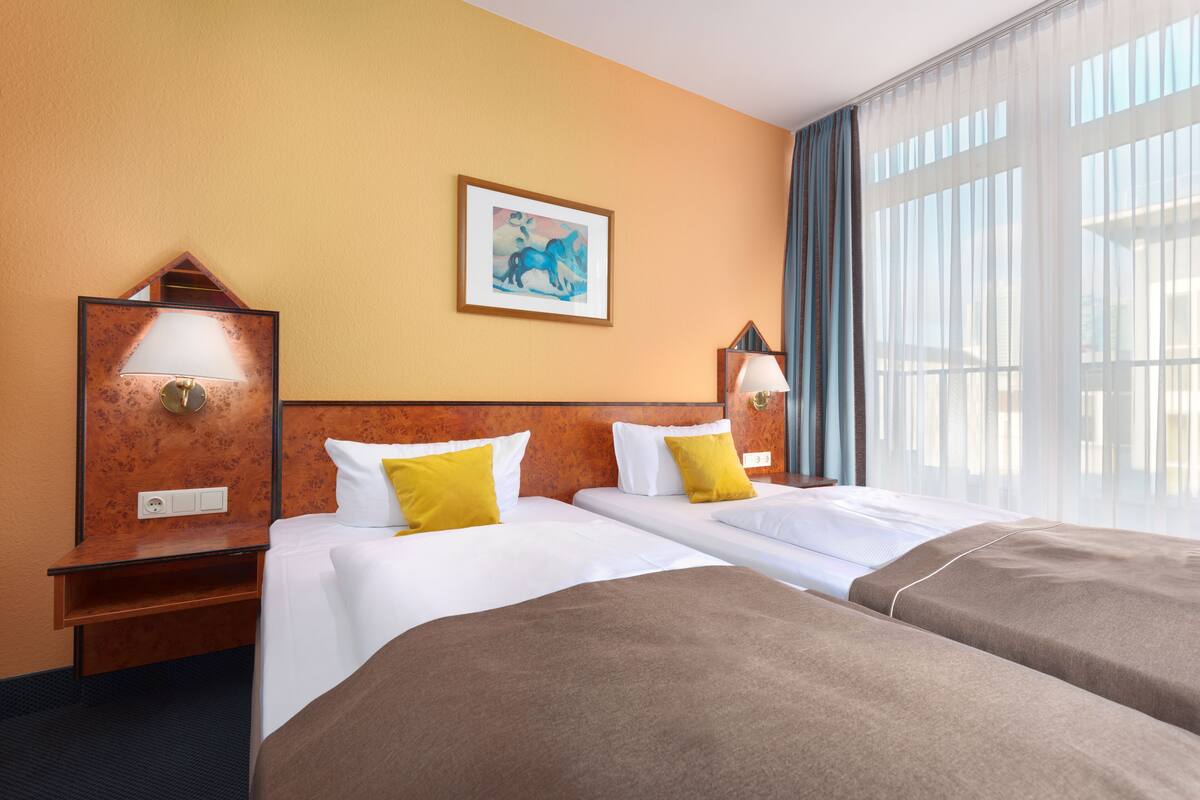 Standard Twin Room | In-room safe, desk, soundproofing, iron/ironing board (on request)