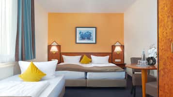 Klassieke driepersoonskamer | Een kluis op de kamer, een bureau, geluiddichte muren