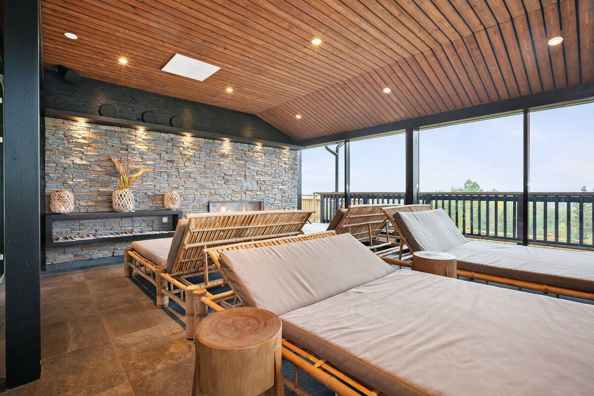 sauna, hot tub, steam room, hot springs/mineral springs, body treatments