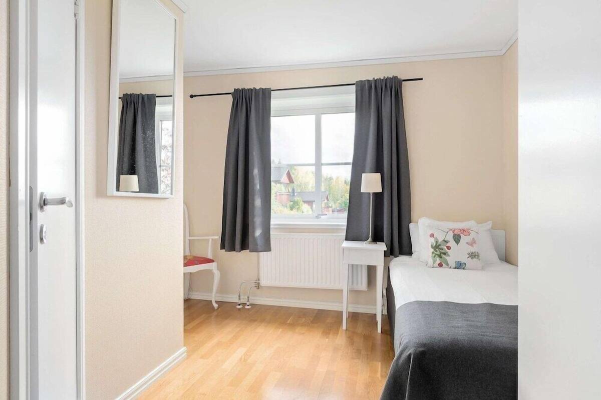 Blackout drapes, cribs (surcharge), WiFi (free), bed sheets