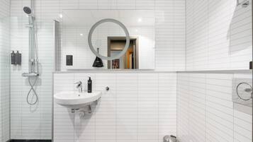 Family Room, Multiple Beds, Non Smoking | Bathroom