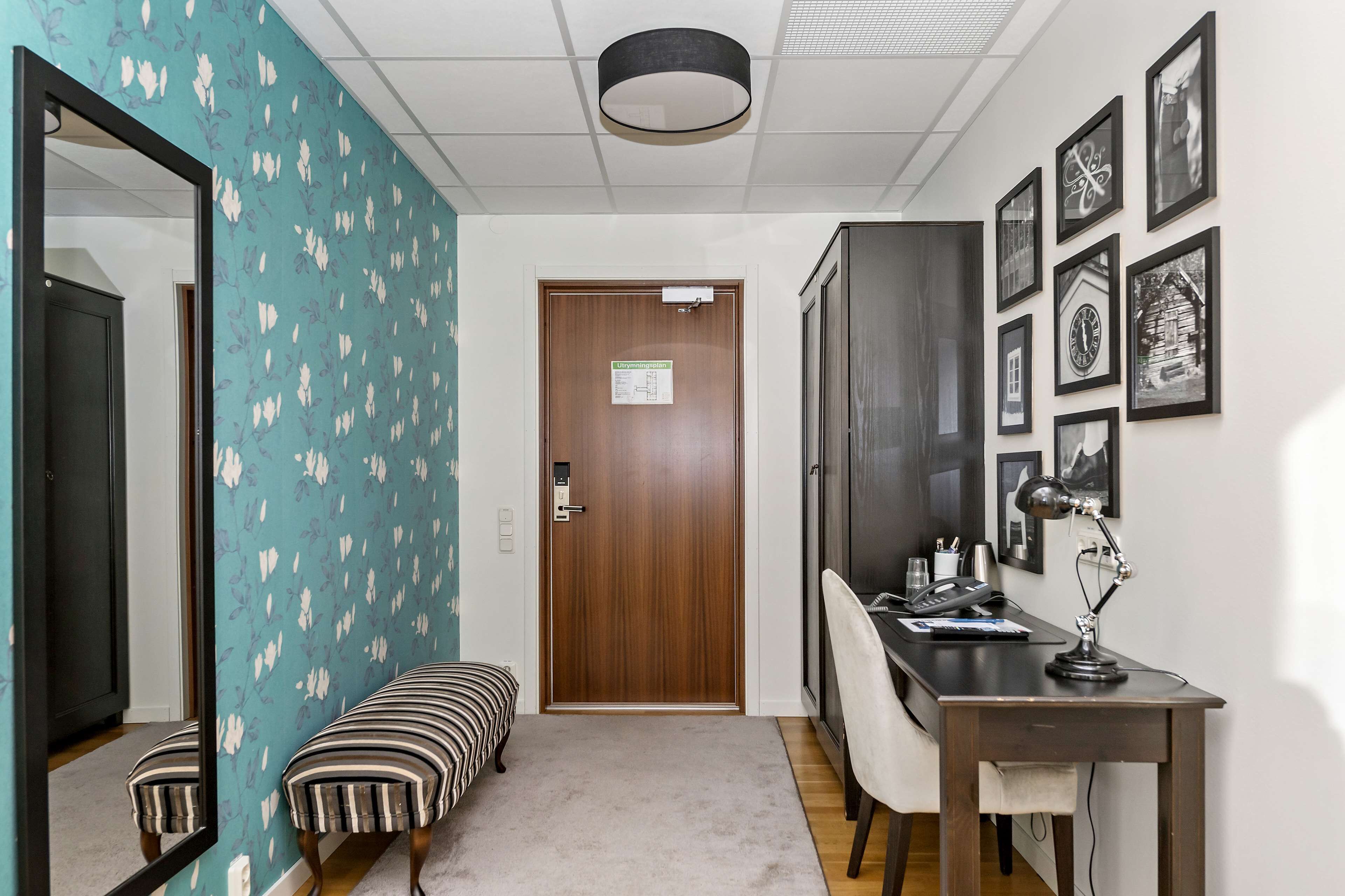 suite, 1 king bed, non smoking, hot tub (living room) | desk, blackout curtains, iron/ironing board, free cots/infant beds