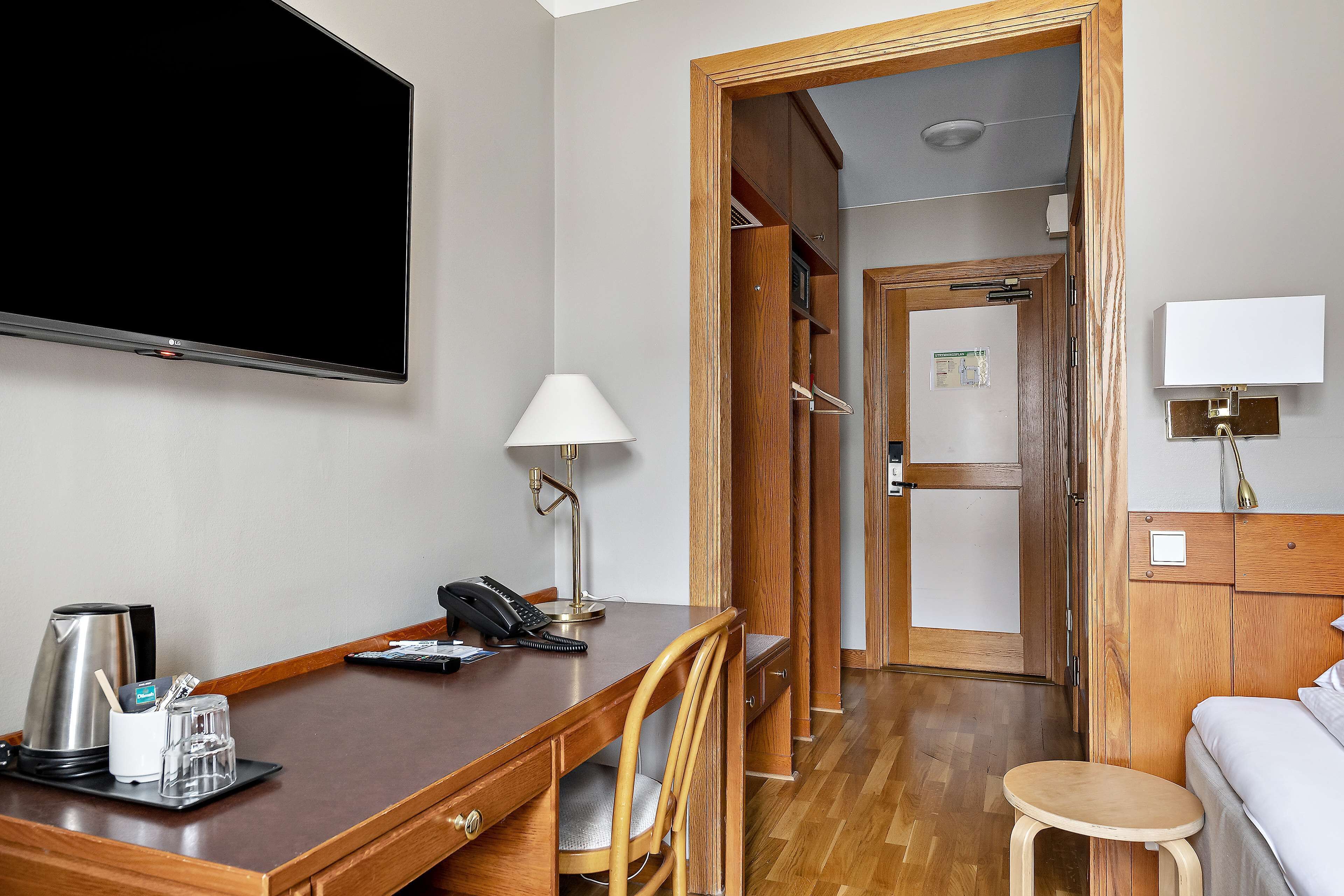 standard room, 1 single bed, non smoking | desk, blackout curtains, iron/ironing board, free cots/infant beds