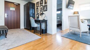 Suite, 1 King-Bett, Nichtraucher, Whirlpool (Living Room) | Schreibtisch, VerdunkelungsvorhĂ€nge, BĂŒgeleisen/BĂŒgelbrett