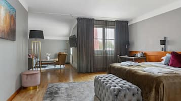 Suite junior, 1 cama King size, para no fumadores (with Sofabed) | Escritorio, cortinas blackout y tabla de planchar con plancha