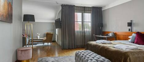 Junior suite, 1 kingsize bed, niet-roken (with Sofabed) | Een bureau, verduisterende gordijnen, een strijkplank/strijkijzer