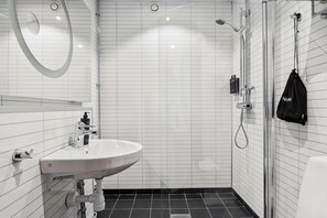 Douche, sèche-cheveux, serviettes fournies