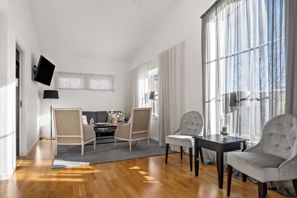 Suite, 1 King Bed, Non Smoking, Hot Tub (Living Room) | 1 bedroom, desk, blackout drapes, iron/ironing board