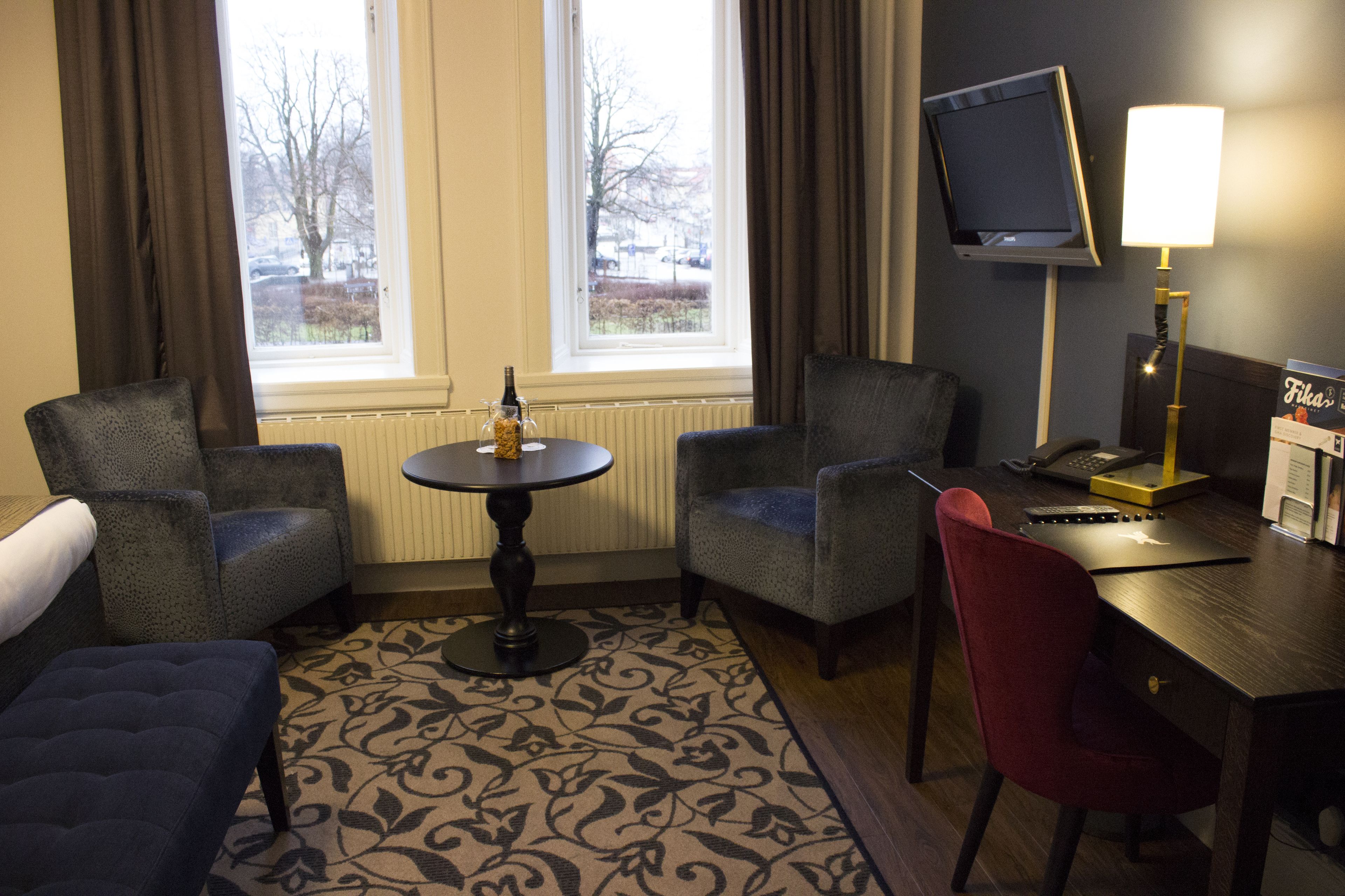 superior twin room | living area | tv