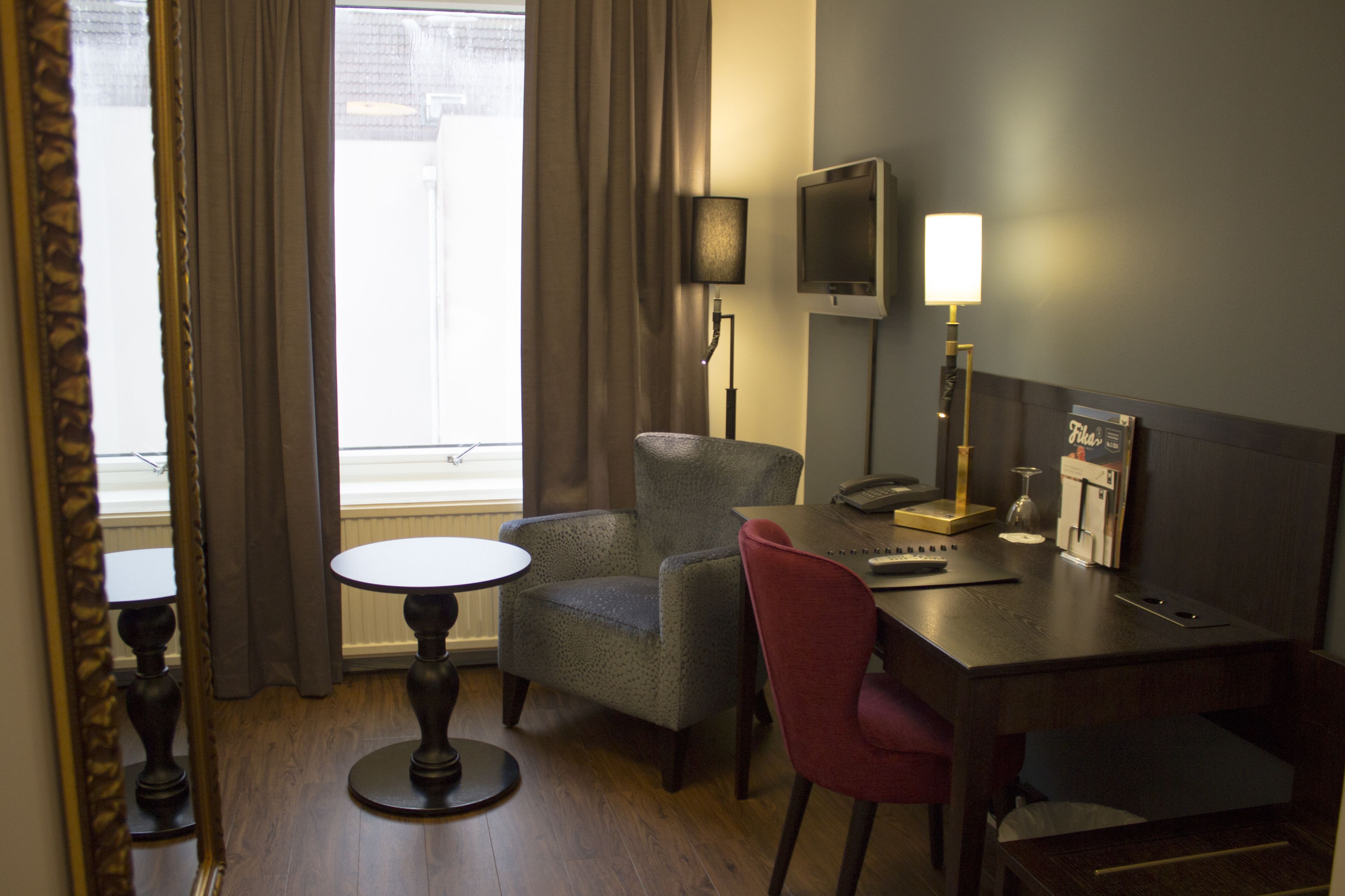 standard single room | minibar, in-room safe, desk, laptop workspace